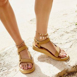 Teva Midform Universal Sandal in Desert Sand